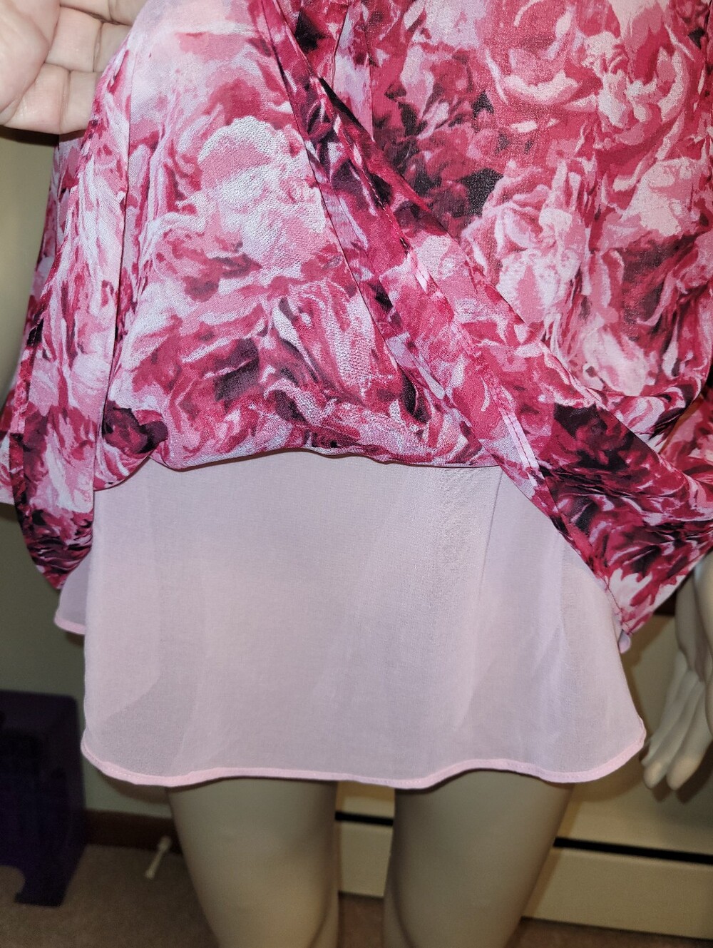 NWT-White House Black Market Sleeveless Pink Floral Ruffle V-Neck Top. XL - Picture 5 of 7